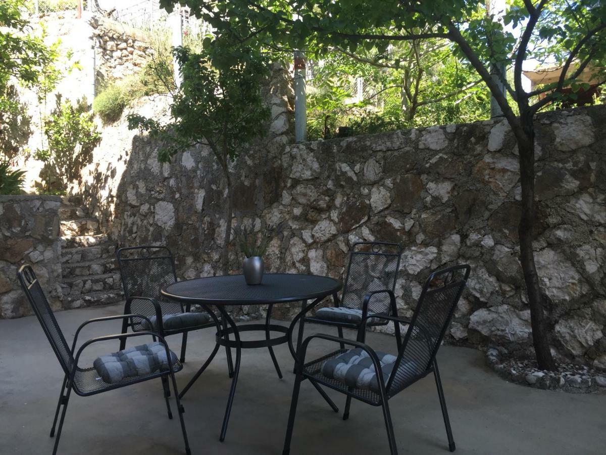 Apartmani Milka I Jozo Omis Exterior photo