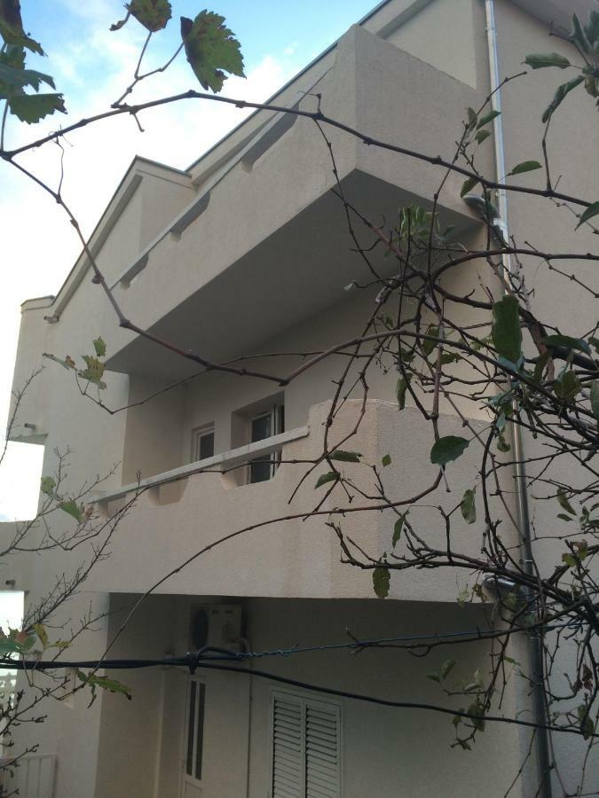 Apartmani Milka I Jozo Omis Exterior photo